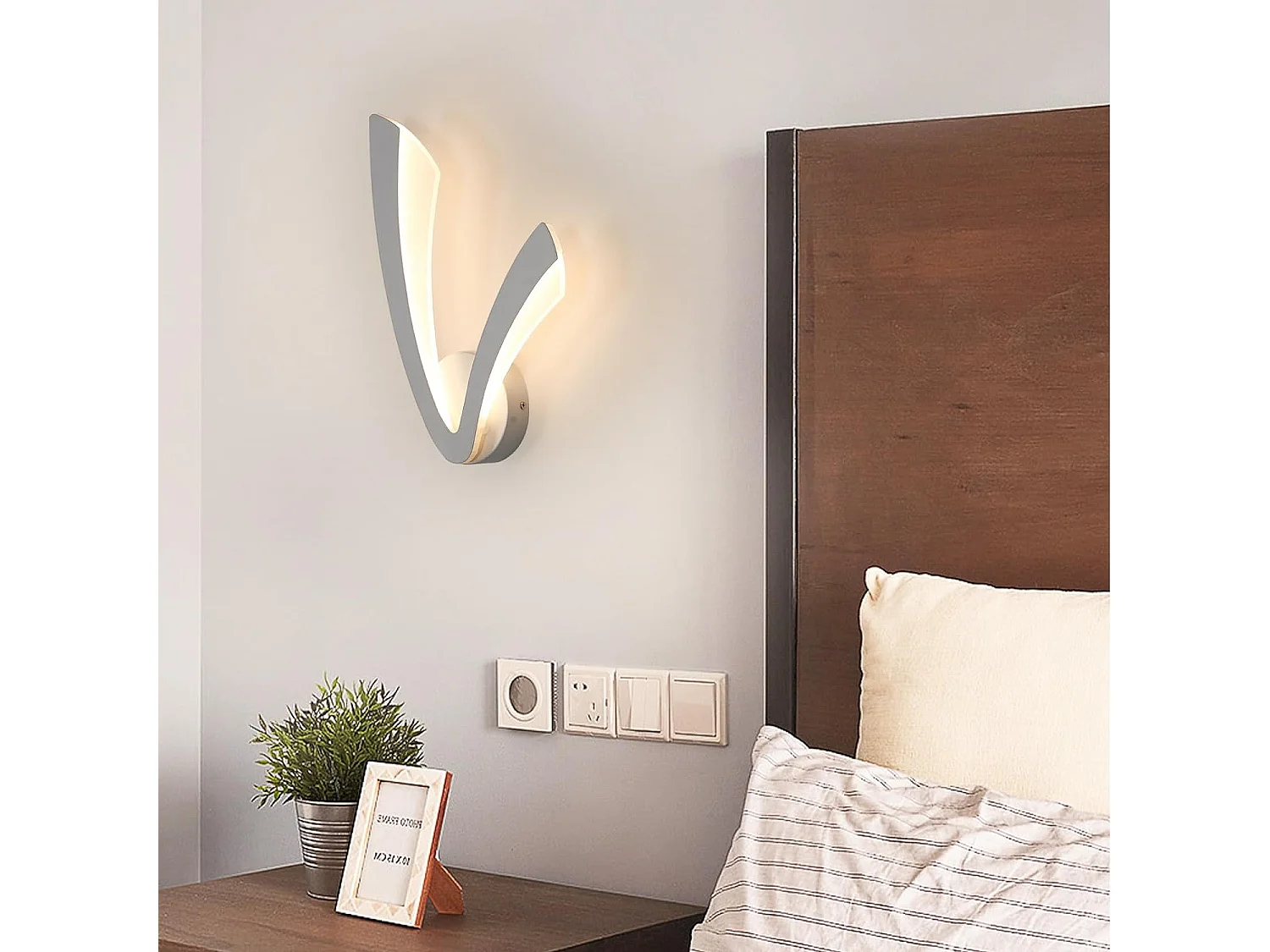 Applique Murale LED Moderne 12W, Luminaire Mural en Acrylique Forme de V, Éclairage Chaleureux 3000K pour Chambre, Salon, Couloirs