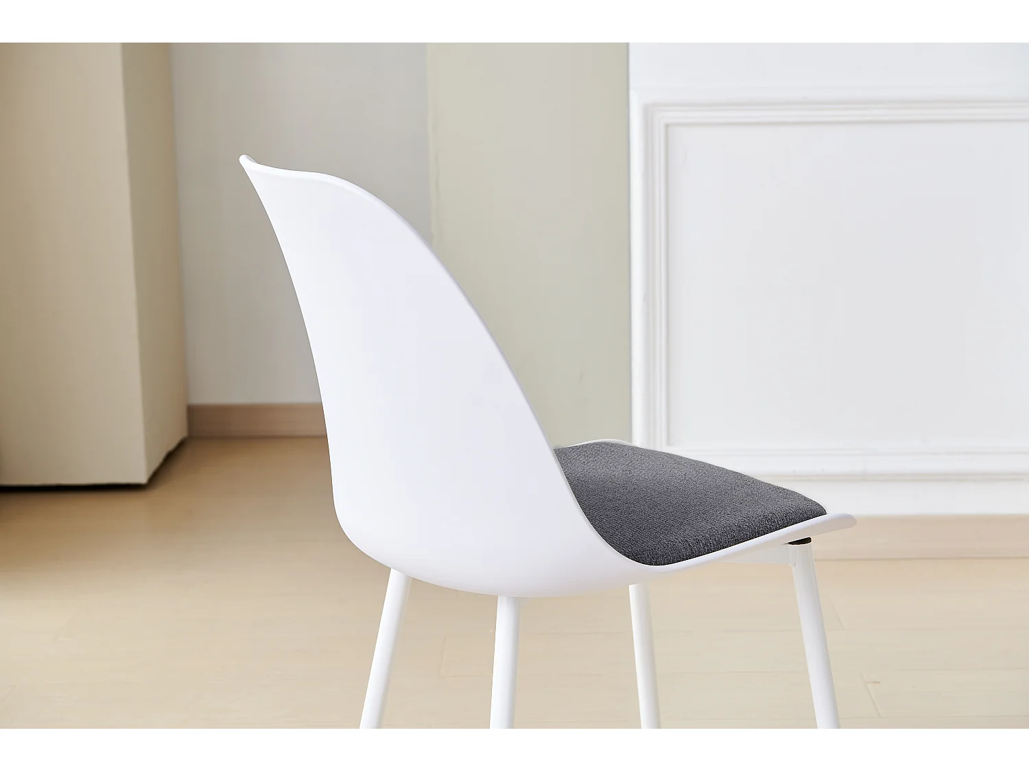 Lot de 4 Chaises de Cuisine Scandinaves en Plastique avec Revêtement en Velours Gris pour la Salle à Manger et le Salon