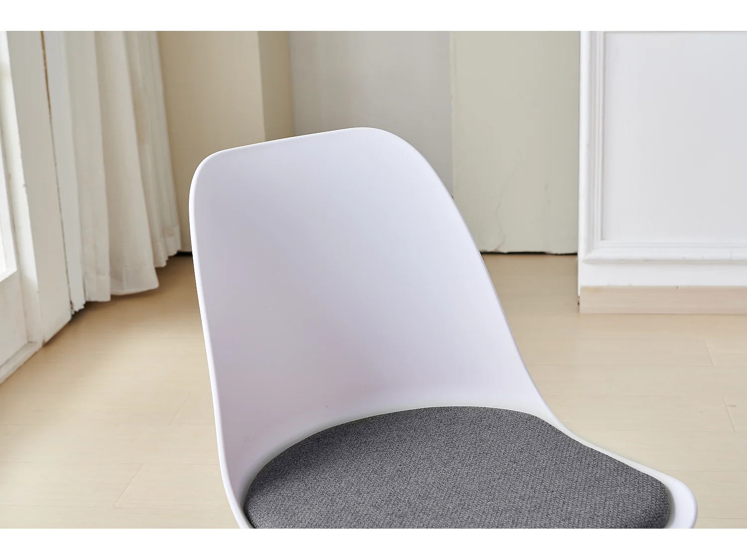 Lot de 4 Chaises de Cuisine Scandinaves en Plastique avec Revêtement en Velours Gris pour la Salle à Manger et le Salon