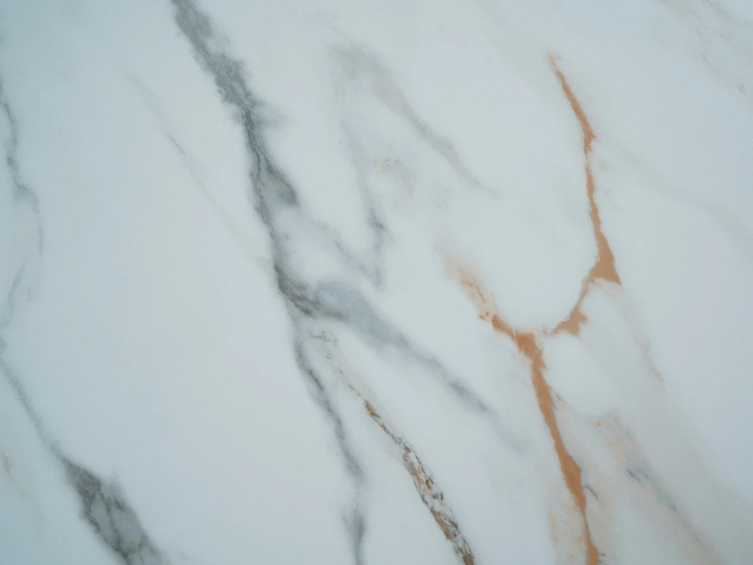 Table à manger extensible 4 à 6 personnes en céramique, MDF et métal - Effet marbre blanc et bronze - FEROLA