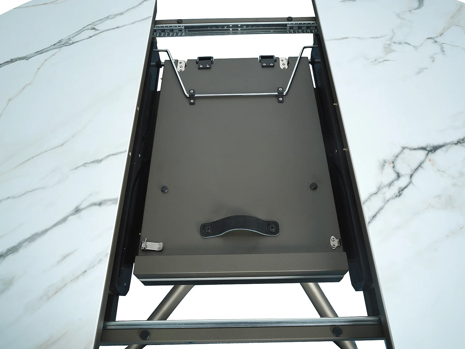 Table à manger extensible 4 à 6 personnes en céramique, MDF et métal - Effet marbre blanc et bronze - FEROLA