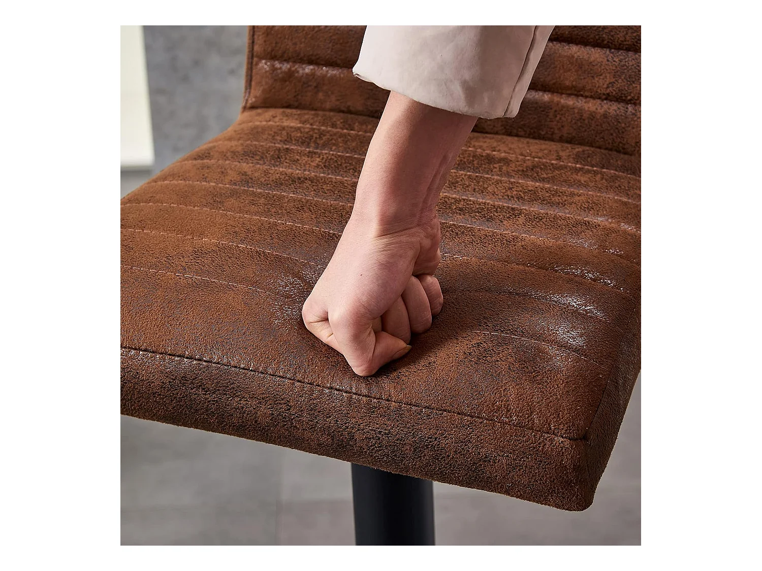 Lot de 2 Tabourets de Bar avec Dossier,Hauteur Réglable ,Repose-Pieds,360° Rotation, pour Bistrots,Bar ou Bureau (2, Brun Cuir)