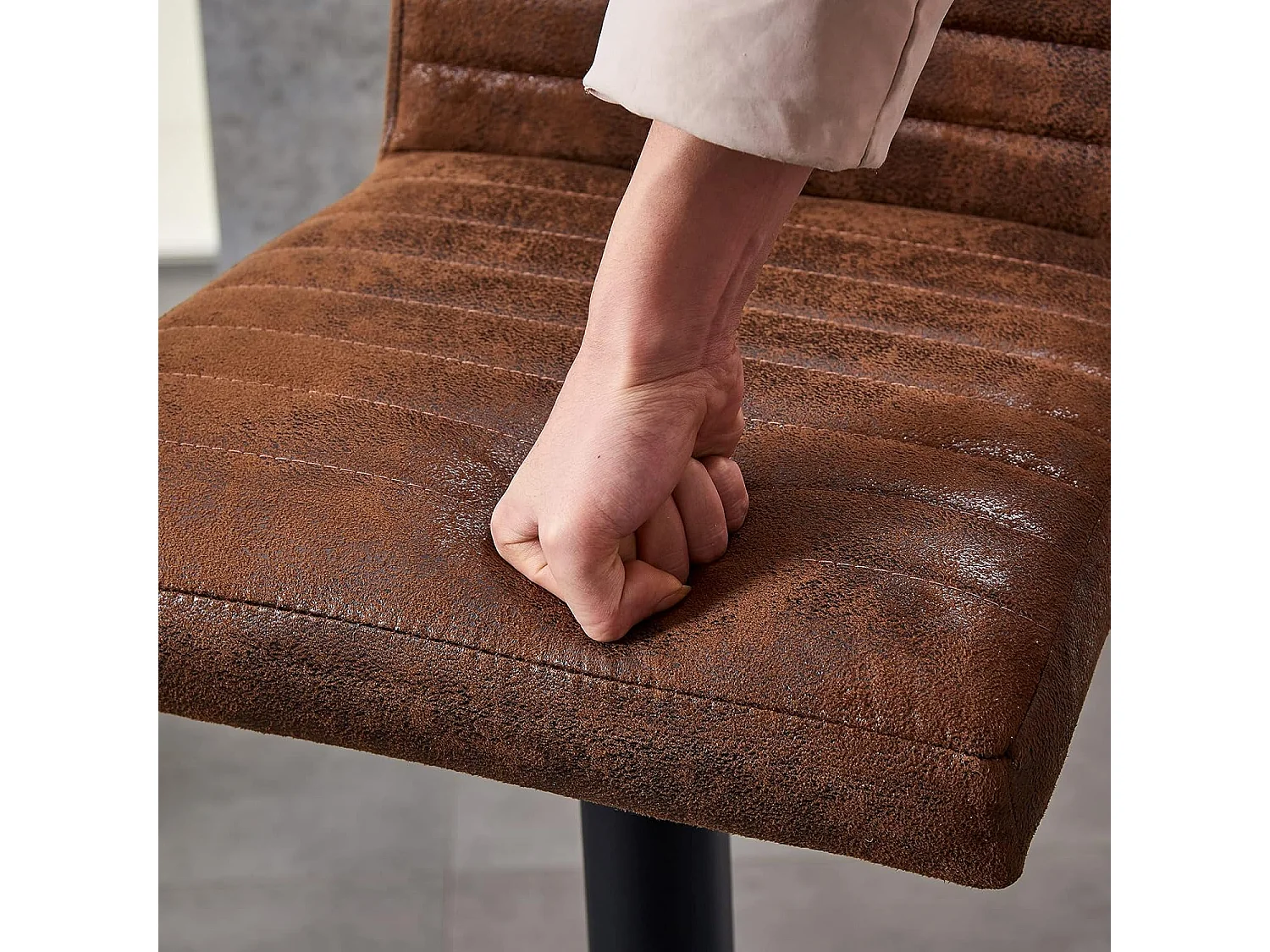 Lot de 2 Tabourets de Bar avec Dossier,Hauteur Réglable ,Repose-Pieds,360° Rotation, pour Bistrots,Bar ou Bureau (2, Brun Cuir)