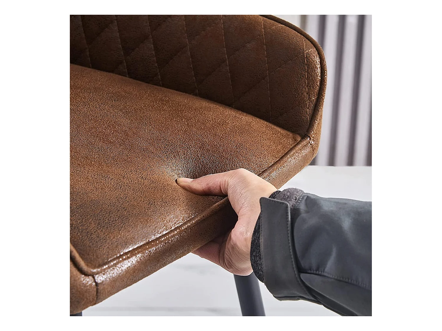 Lot de 2 tabourets de bar, siège en similicuir avec dossier, accoudoirs et repose-pieds métalliques, pour bistrots, bars ou bureaux (2, Brun)