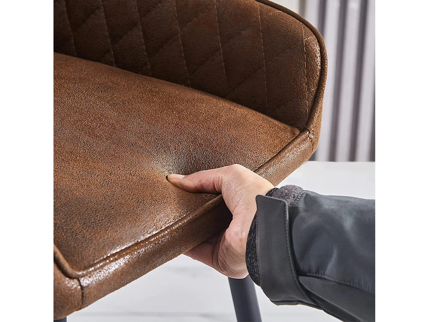 Lot de 2 tabourets de bar, siège en similicuir avec dossier, accoudoirs et repose-pieds métalliques, pour bistrots, bars ou bureaux (2, Brun)