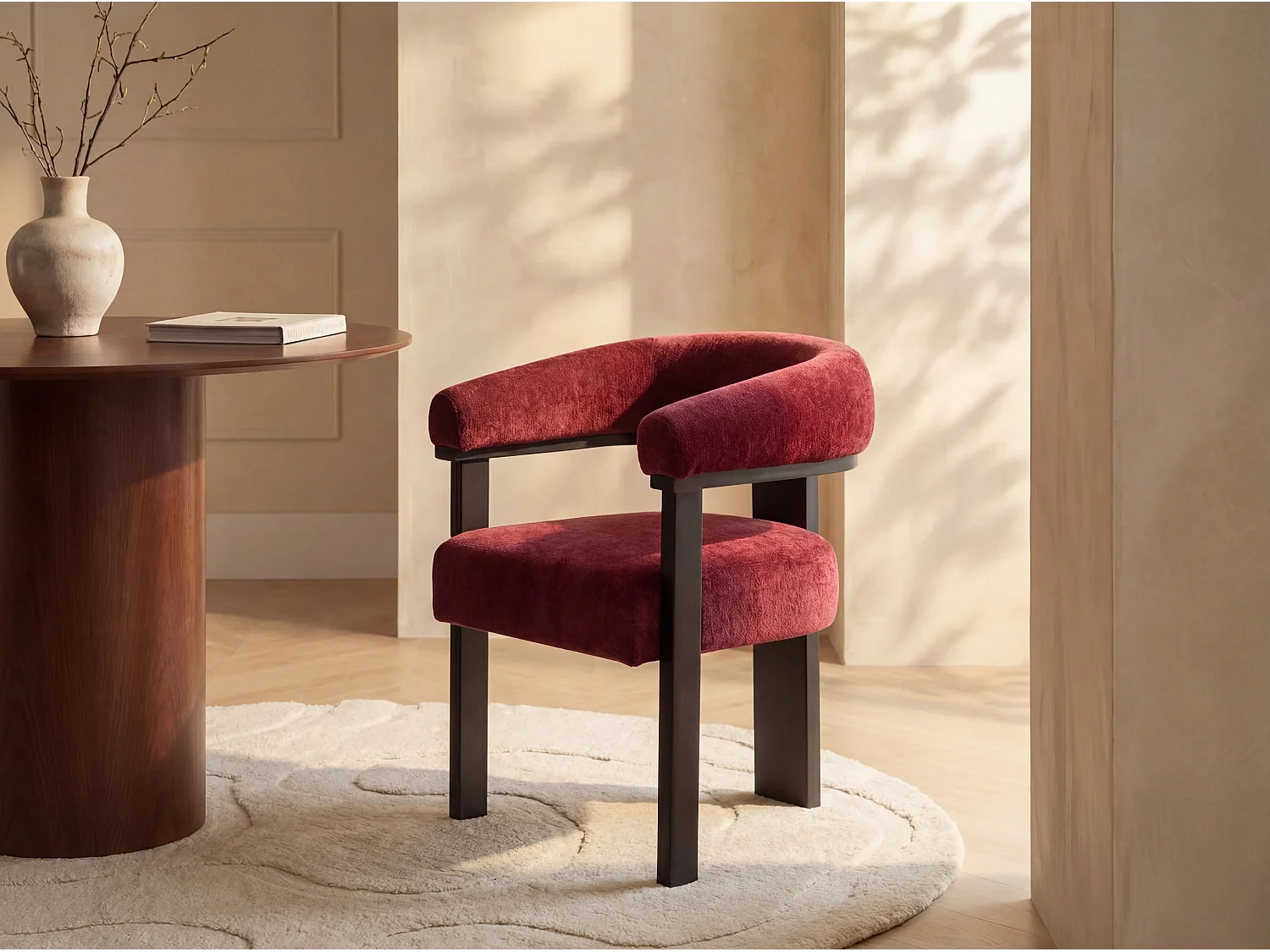 Chaise avec accoudoirs en tissu texturé et bois d'hévéa noir - Bordeaux - LIVELIA de Pascal Morabito