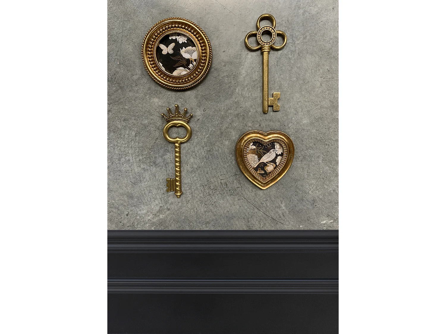 Déco murale clé couronne doré 5.5x17.5cm