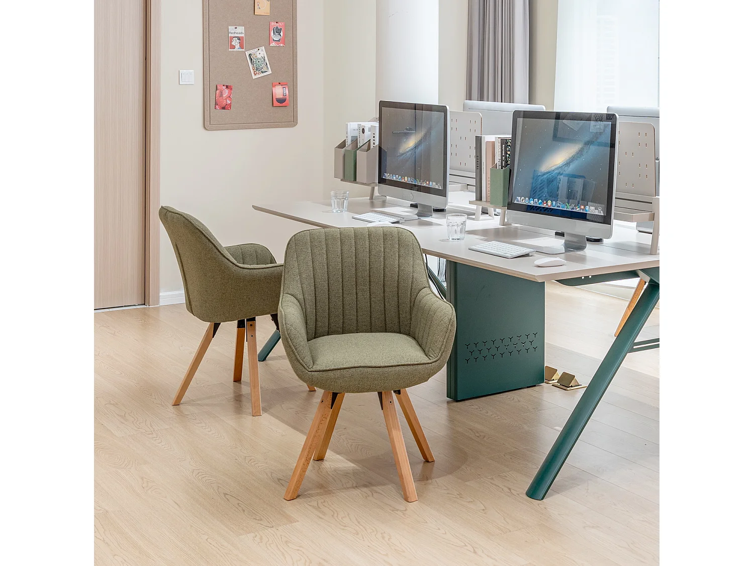 Chaise de bureau pivotante style scandinave en tissu vert avec pieds en bois de hêtre, CARSONOFFICE