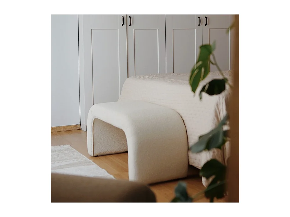 Weißer Buchenholzbank mit Lockenkissen - Gemütlicher Stil für Erwachsenenschlafzimmer