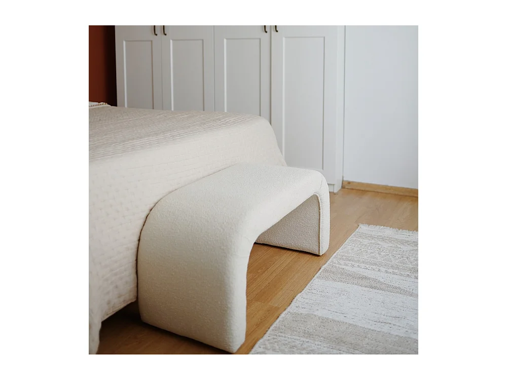 Weißer Buchenholzbank mit Lockenkissen - Gemütlicher Stil für Erwachsenenschlafzimmer