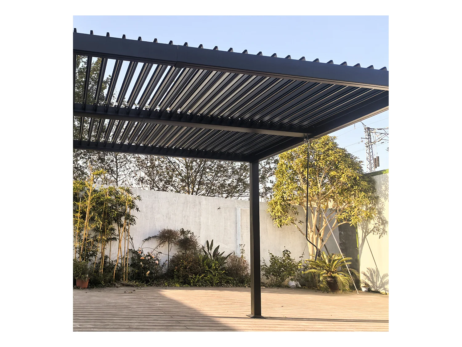 Pergola bioclimatique 4x3m structure et lames en aluminium gris anthracite NAXOS