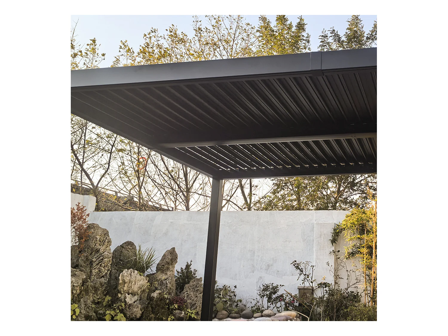 Pergola bioclimatique 4x3m structure et lames en aluminium gris anthracite NAXOS