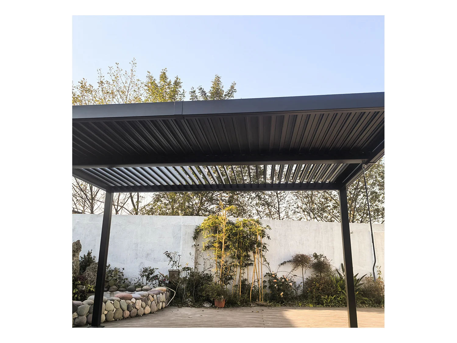 Pergola bioclimatique 4x3m structure et lames en aluminium gris anthracite NAXOS