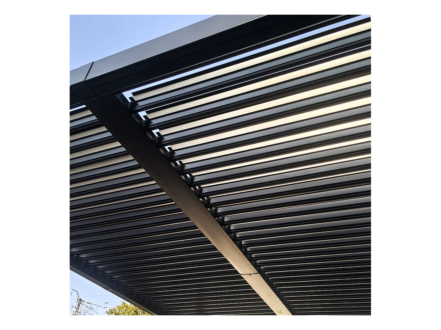 Pergola bioclimatique 4x3m structure et lames en aluminium gris anthracite NAXOS