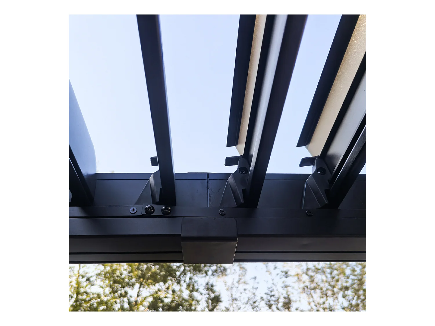 Pergola bioclimatique 4x3m structure et lames en aluminium gris anthracite NAXOS