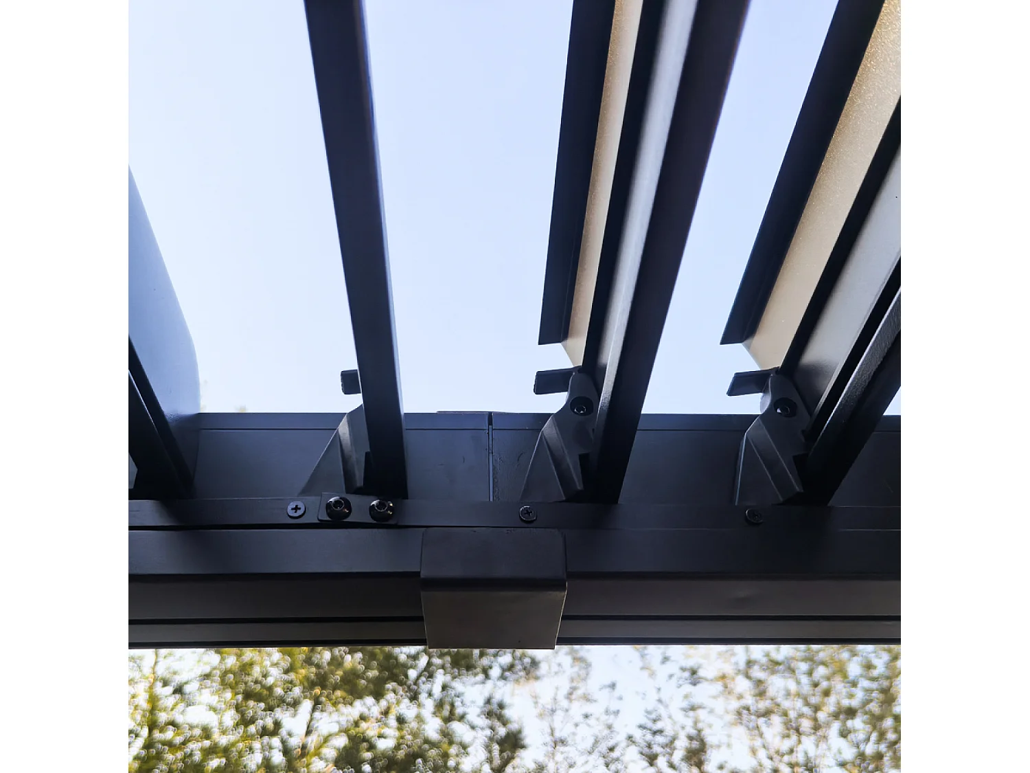 Pergola bioclimatique 4x3m structure et lames en aluminium gris anthracite NAXOS