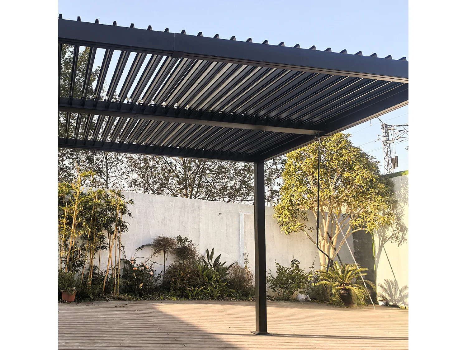 Pergola bioclimatique 4x3m structure et lames en aluminium gris anthracite NAXOS