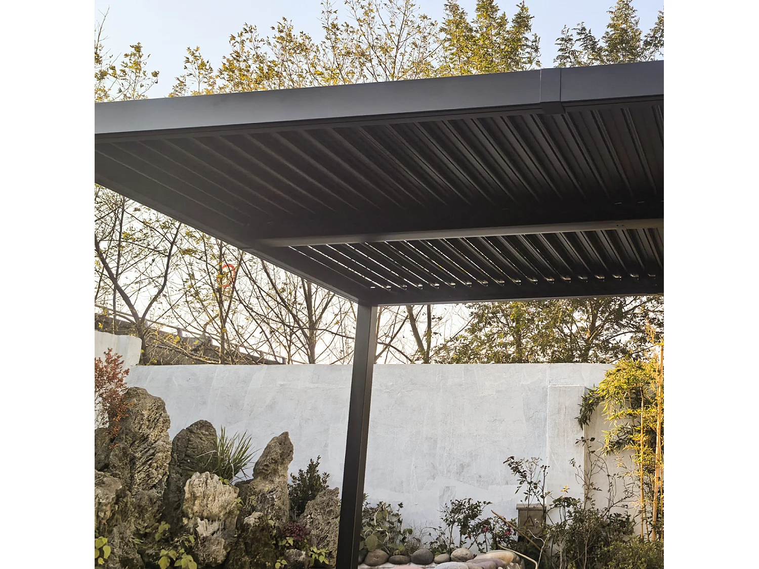Pergola bioclimatique 4x3m structure et lames en aluminium gris anthracite NAXOS