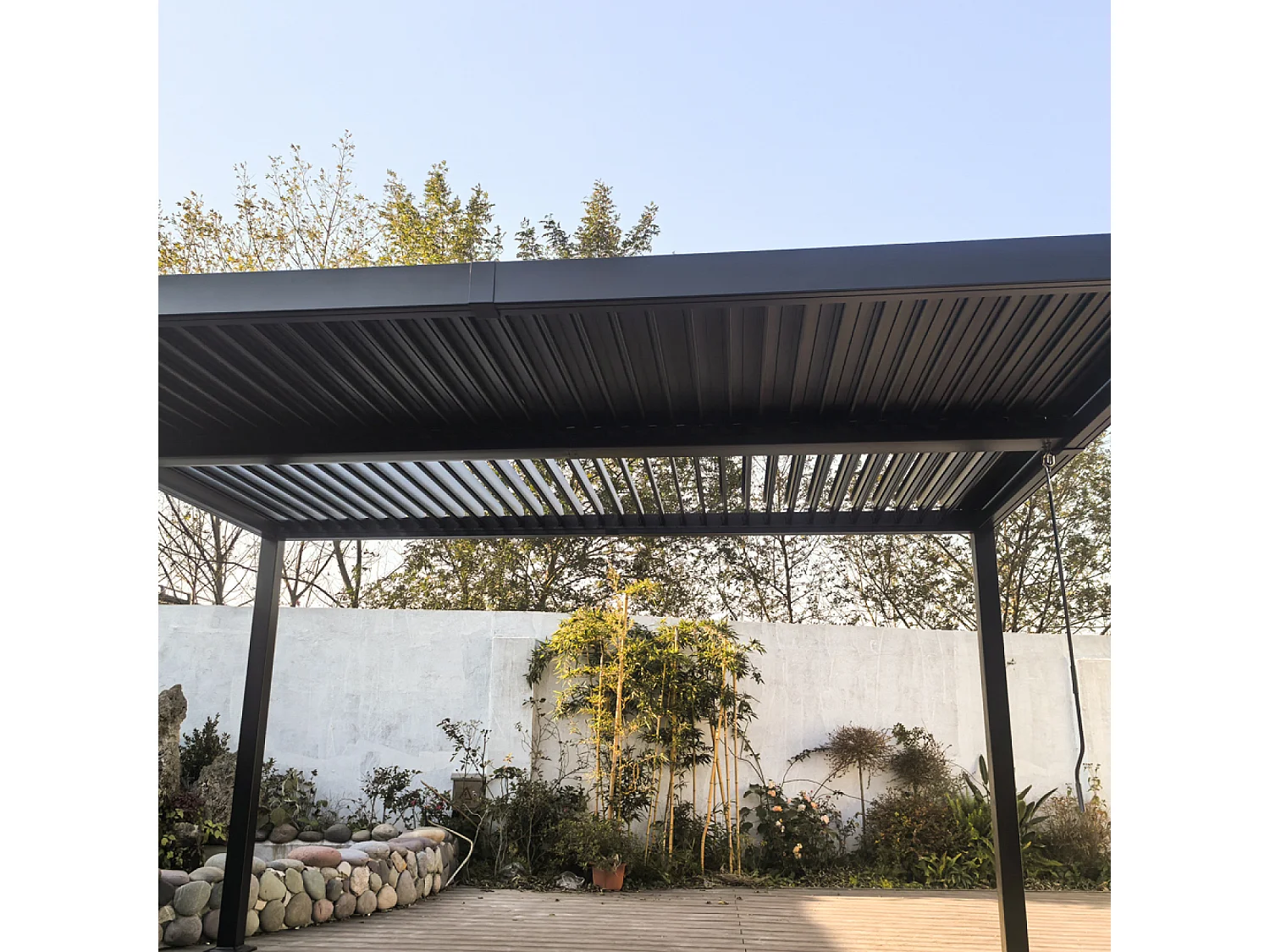 Pergola bioclimatique 4x3m structure et lames en aluminium gris anthracite NAXOS