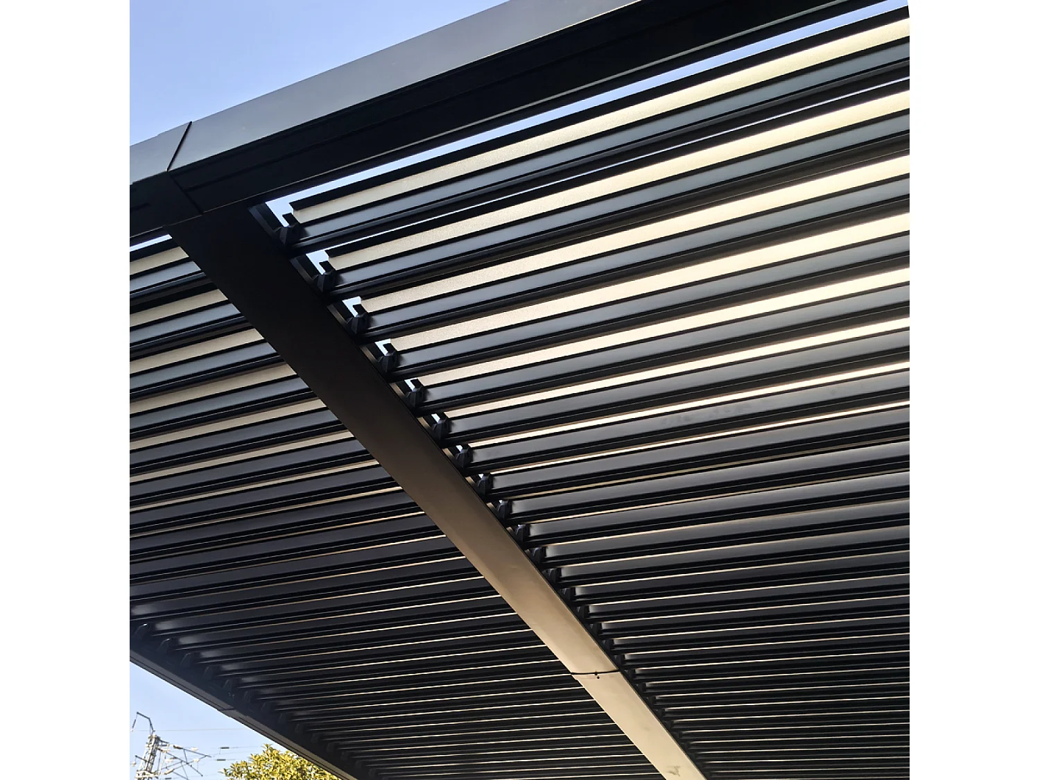 Pergola bioclimatica 4x3m, struttura e lamelle in alluminio NAXOS grigio antracite