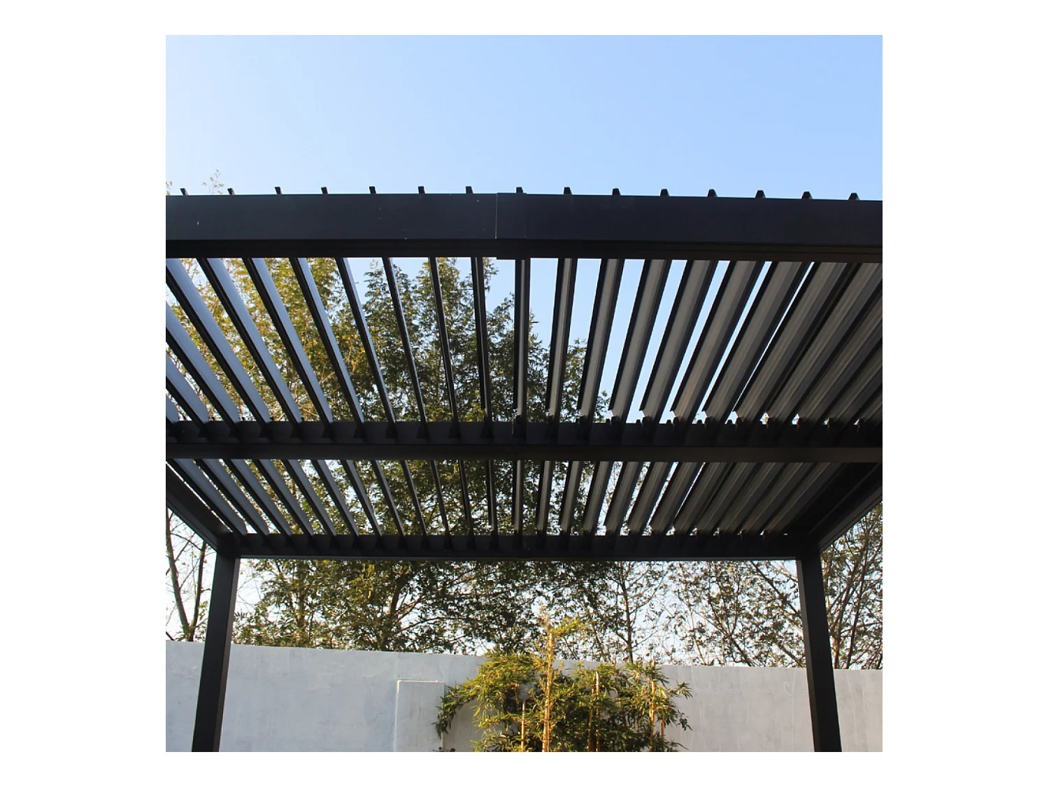 Bioklimatologische pergola 4x3m in antraciet grijs aluminium met verstelbare lamellen HYDRA