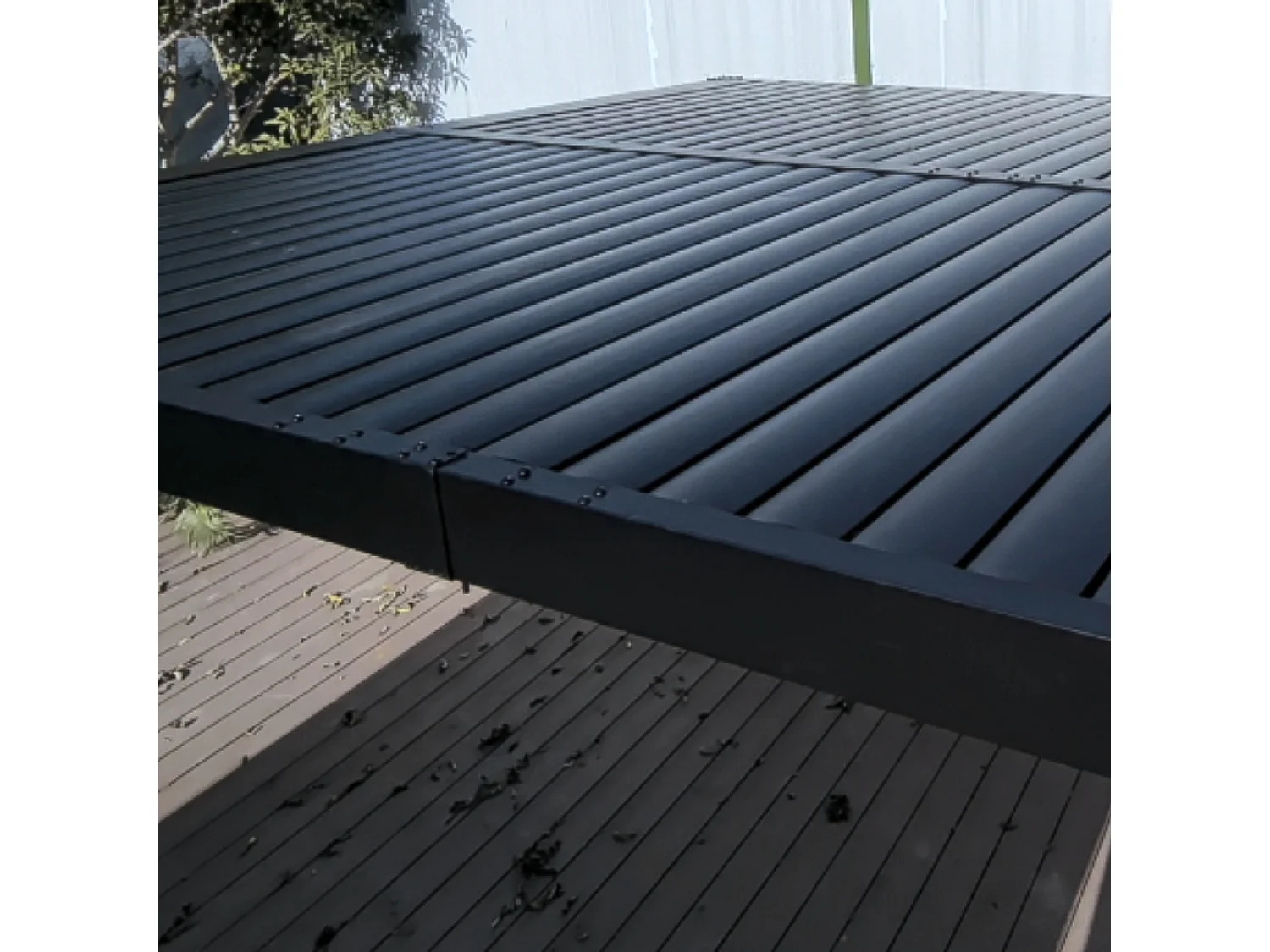 Pergola bioclimatique 4x3m structure en aluminium noir HYDRA