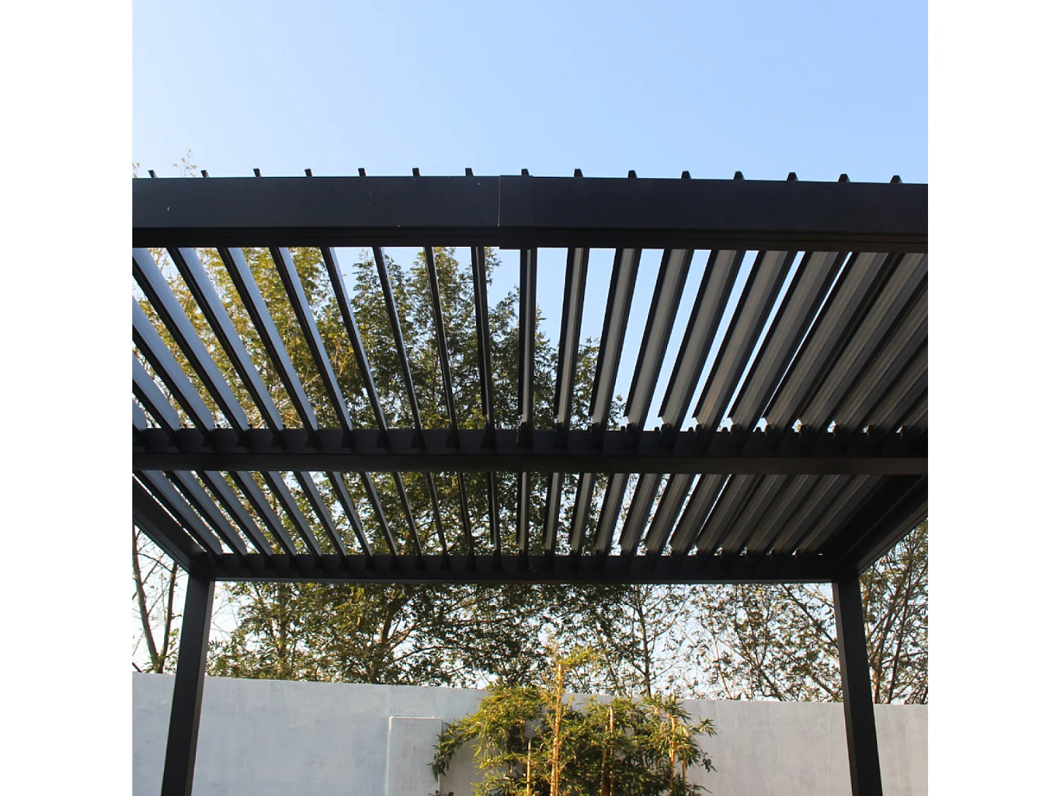 Pergola bioclimatique 4x3m structure en aluminium noir HYDRA