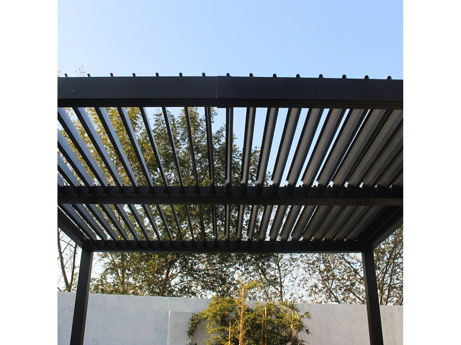 Bioklimatologische pergola 4x3m in antraciet grijs aluminium met verstelbare lamellen HYDRA