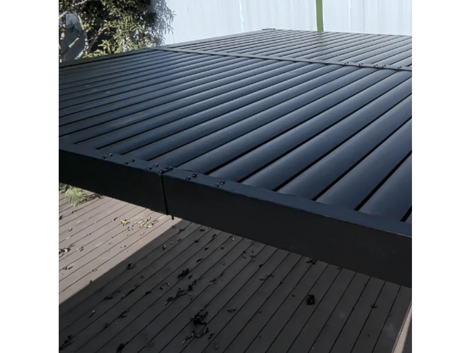 Bioklimatologische pergola 4x3m in antraciet grijs aluminium met verstelbare lamellen HYDRA