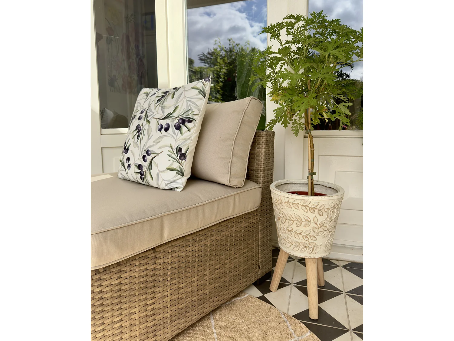 Blumentopf mit Beinen ALIARTOS Keramik 26 cm Cremeweiss