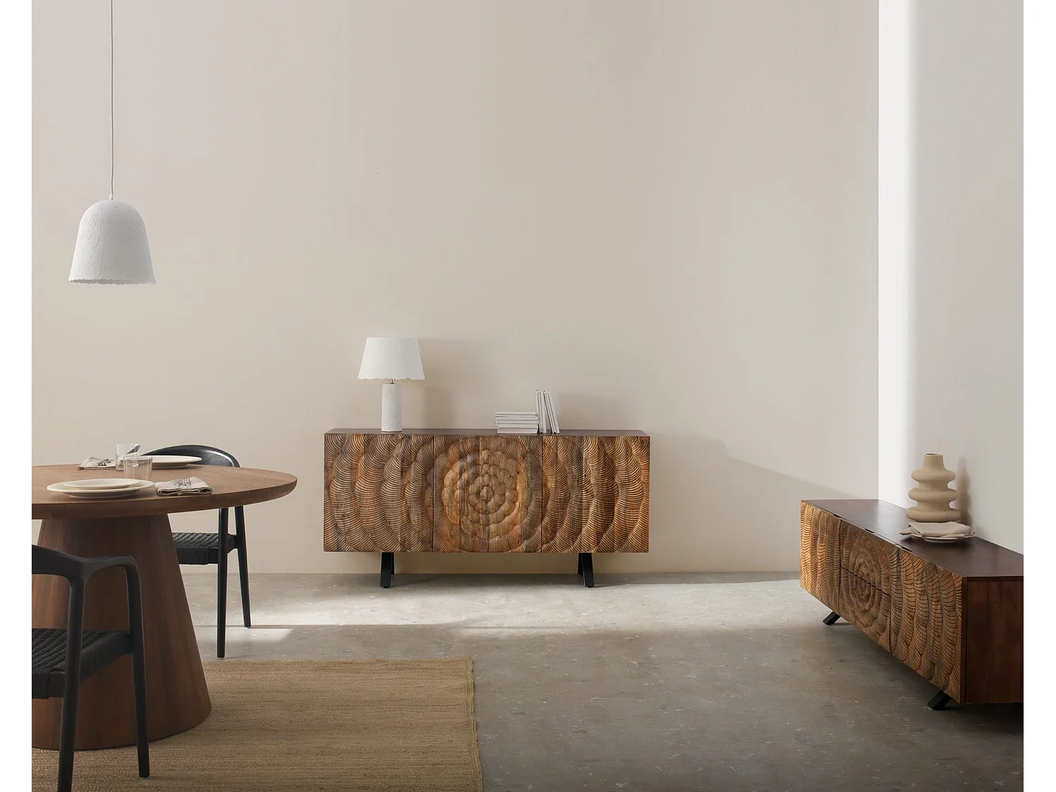 Sideboard mit 3 Türen aus massivem Mangoholz mit schwarzen Beinen