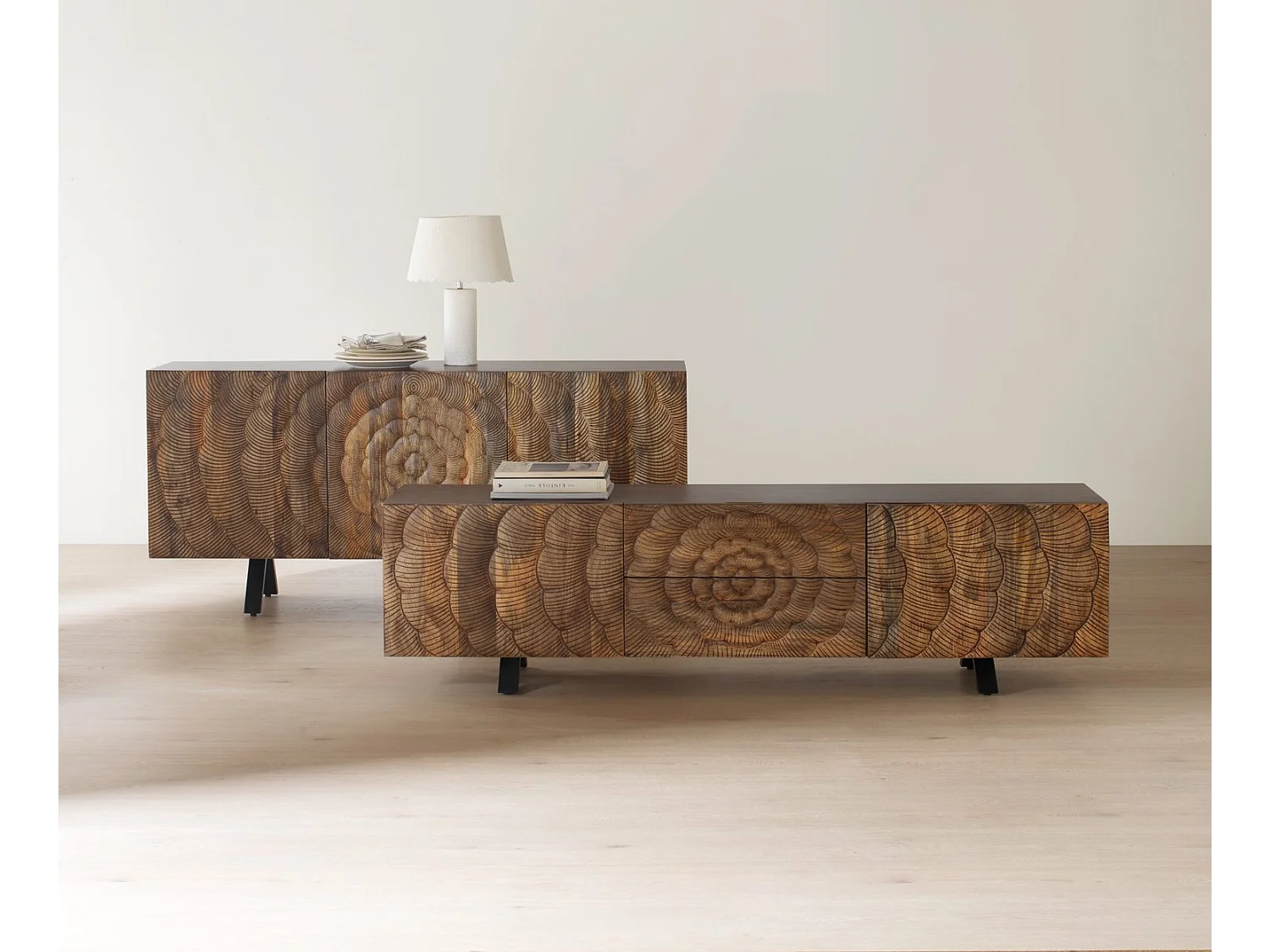 Sideboard mit 3 Türen aus massivem Mangoholz mit schwarzen Beinen