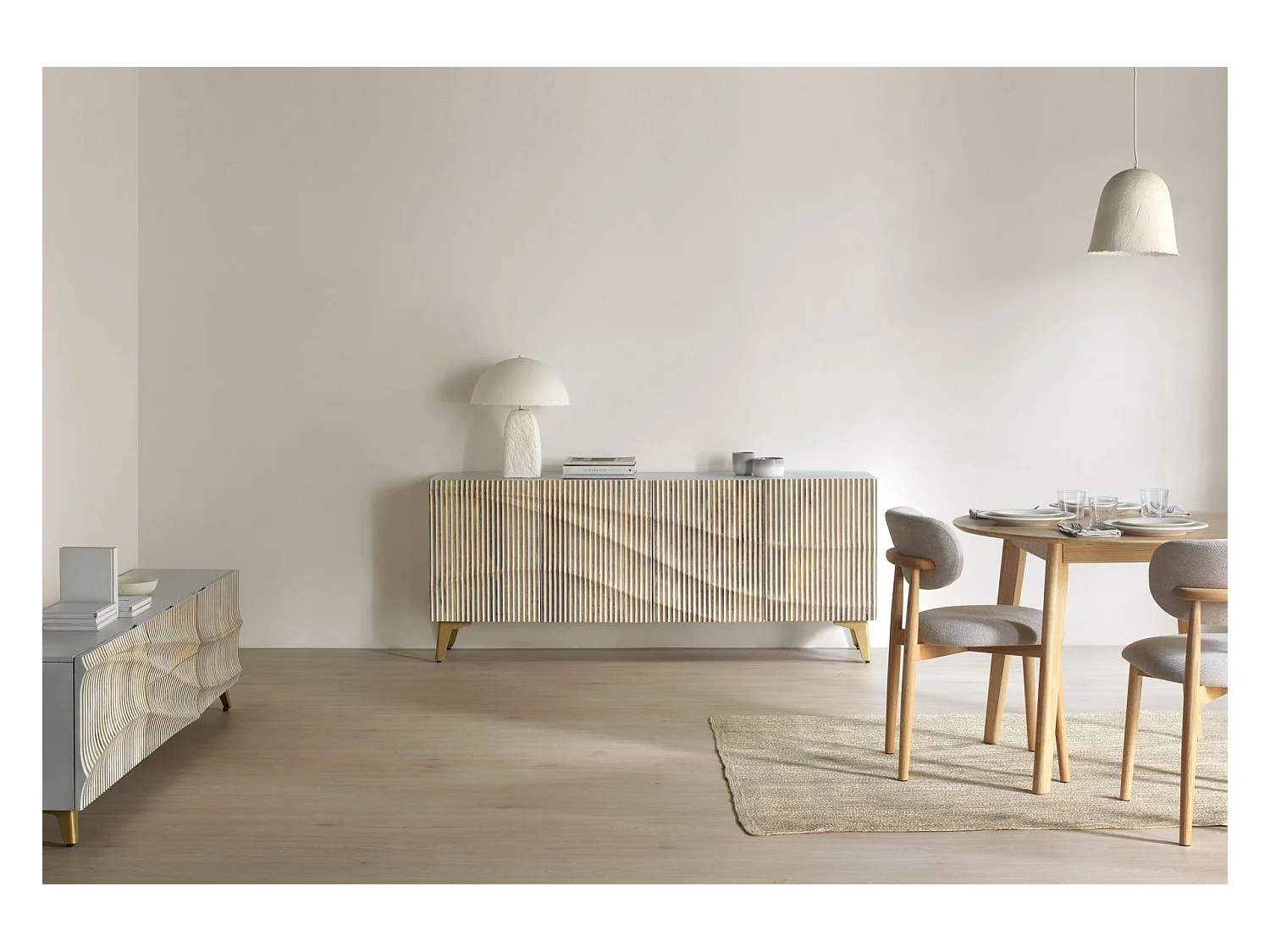 Sideboard mit 4 Türen, weiß patiniert, aus Mangoholz