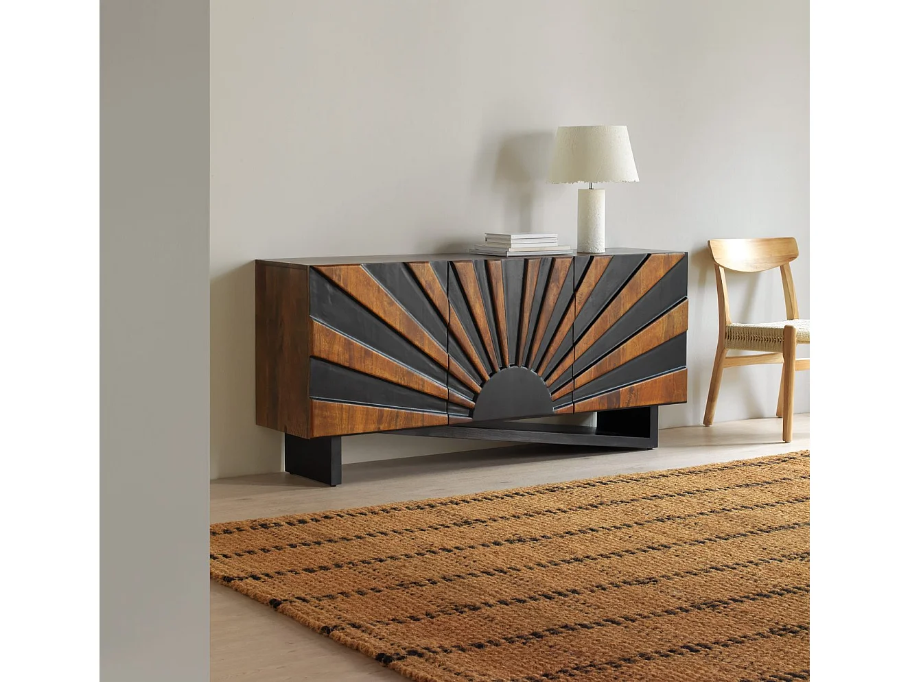 Sideboard mit 3 Türen aus massivem Mangoholz mit schwarzen Holzbeinen