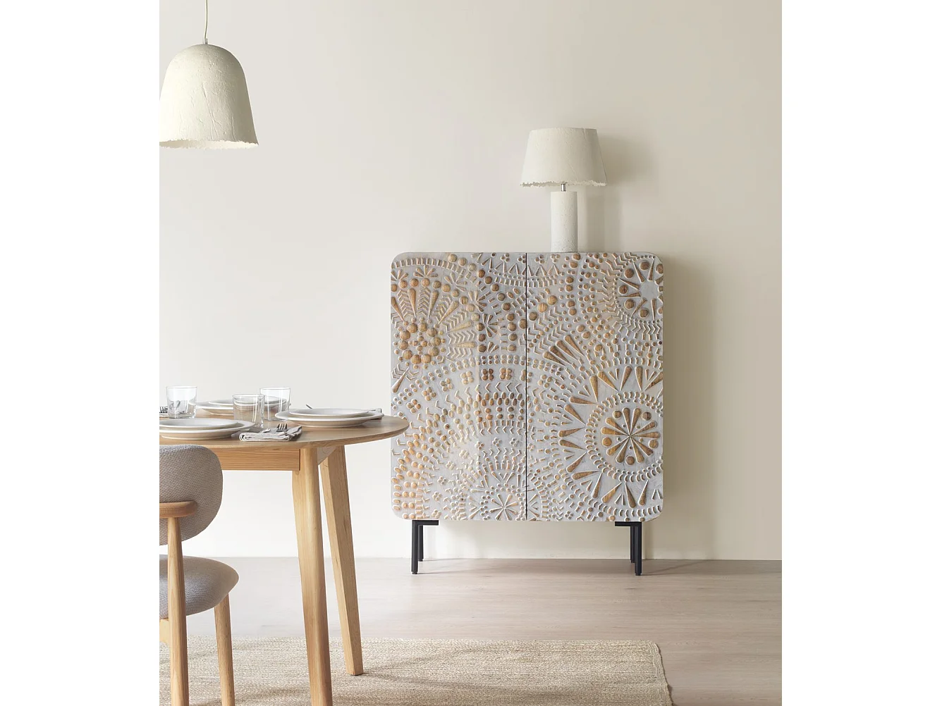 Aparador alto com 2 portas cinza patinado branco em madeira maciça de manga