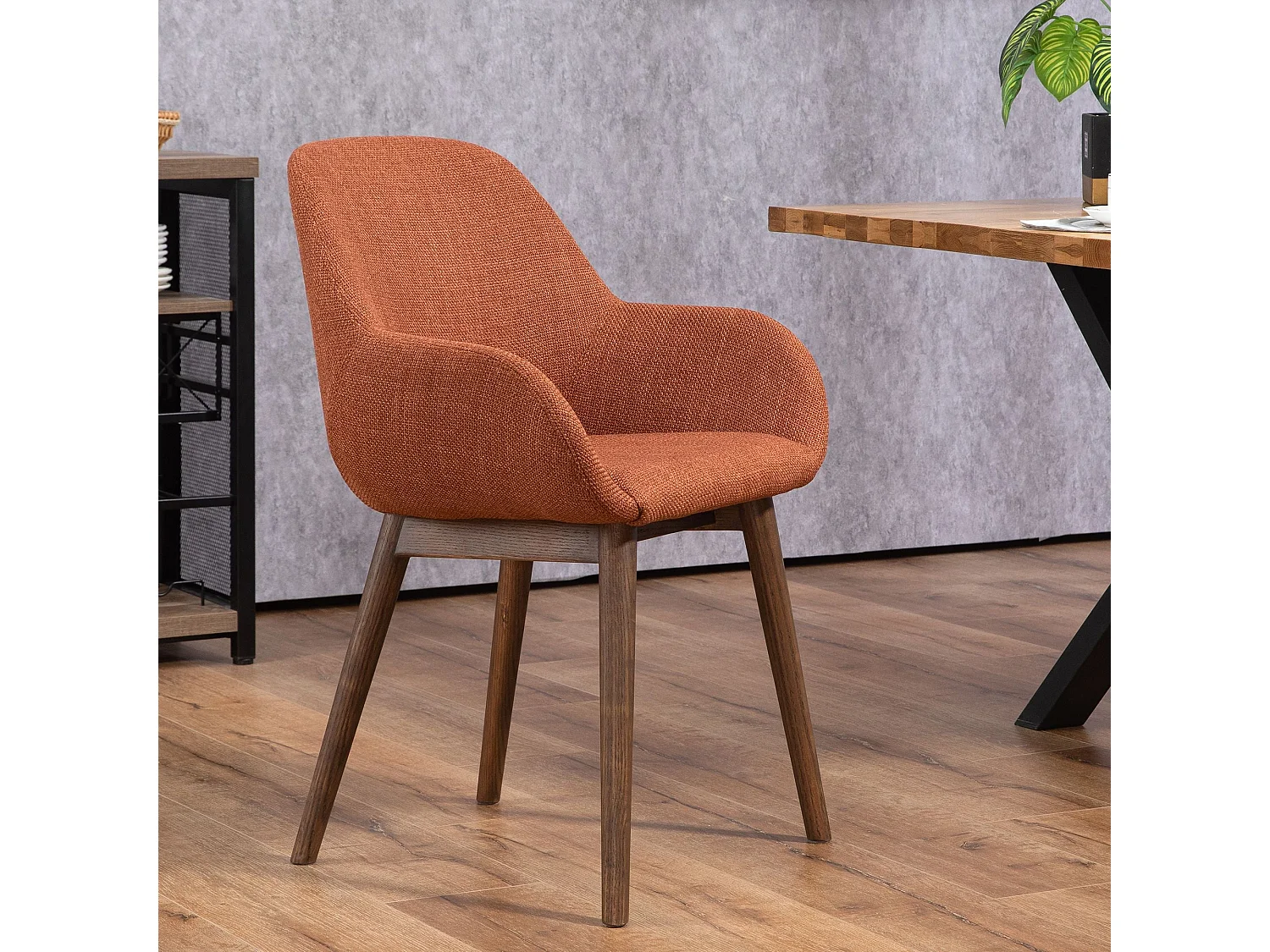 Chaise repas accoudoirs tissu caramel pied chêne foncé MALVA