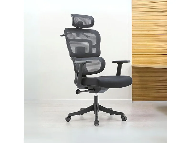 Poltrona ufficio Pumo colore nero con schienale in rete alta elasticità e poggiatesta regolabile