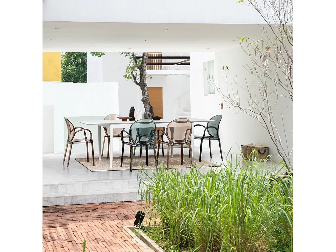 Lot de 4 chaises empilables en polycarbonate transparent fumé - CAMILLA