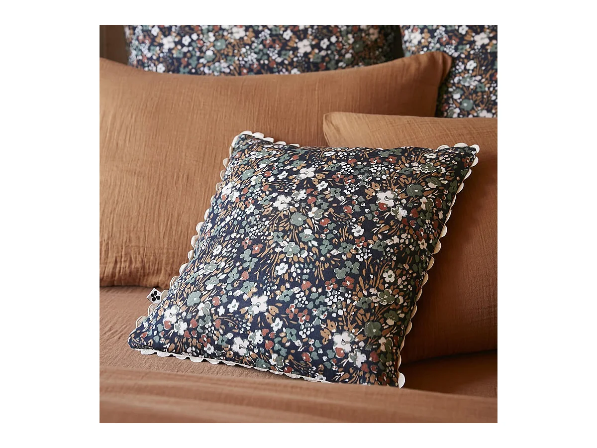 ADONIS - Coussin Déhoussable 40x40cm Gaze de Coton Bleu Imprimé Fleur Biais en Croché