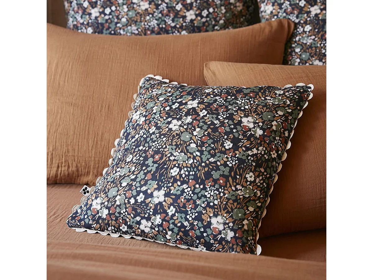 ADONIS - Coussin Déhoussable 40x40cm Gaze de Coton Bleu Imprimé Fleur Biais en Croché