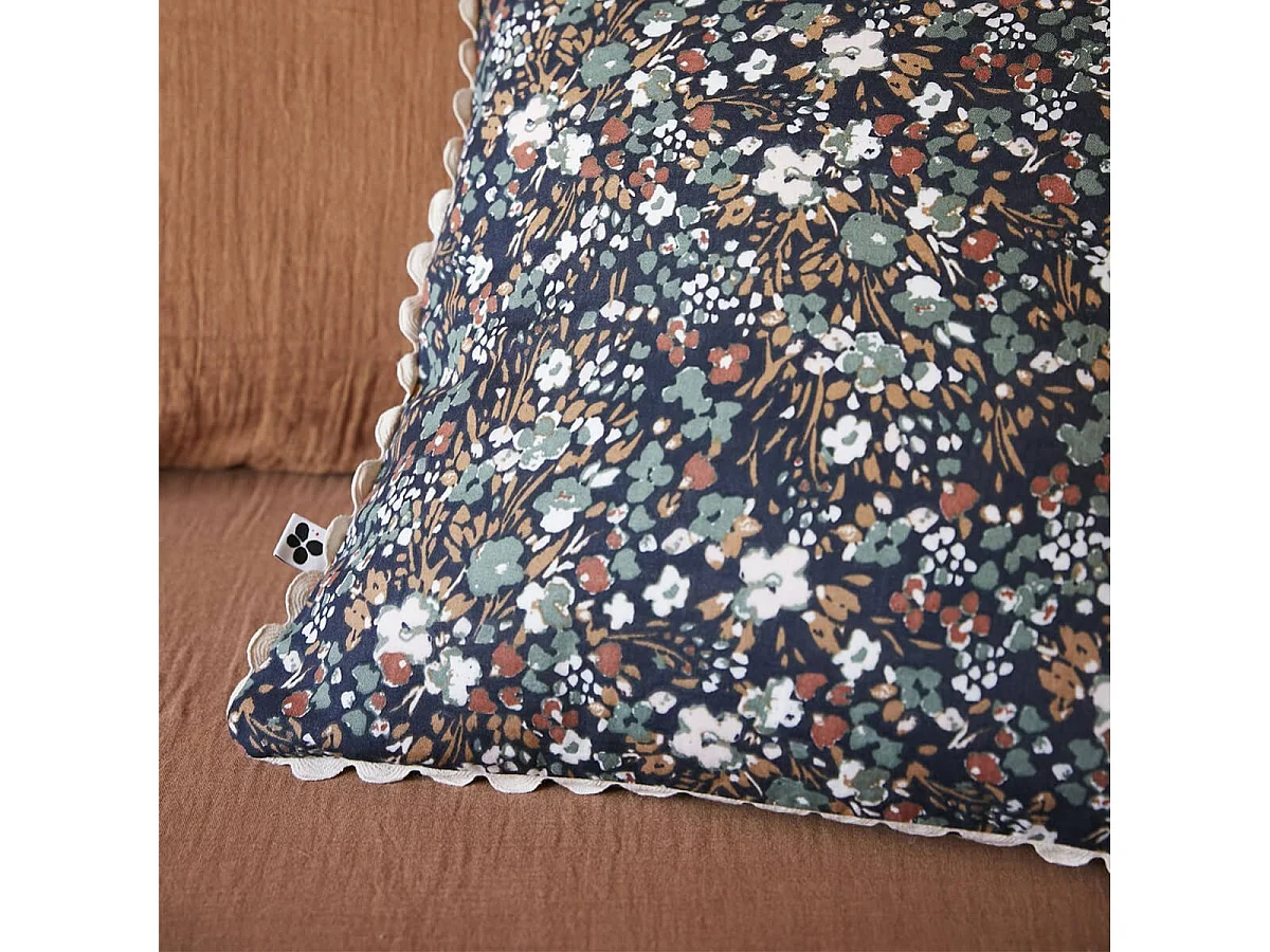 ADONIS - Coussin Déhoussable 40x40cm Gaze de Coton Bleu Imprimé Fleur Biais en Croché