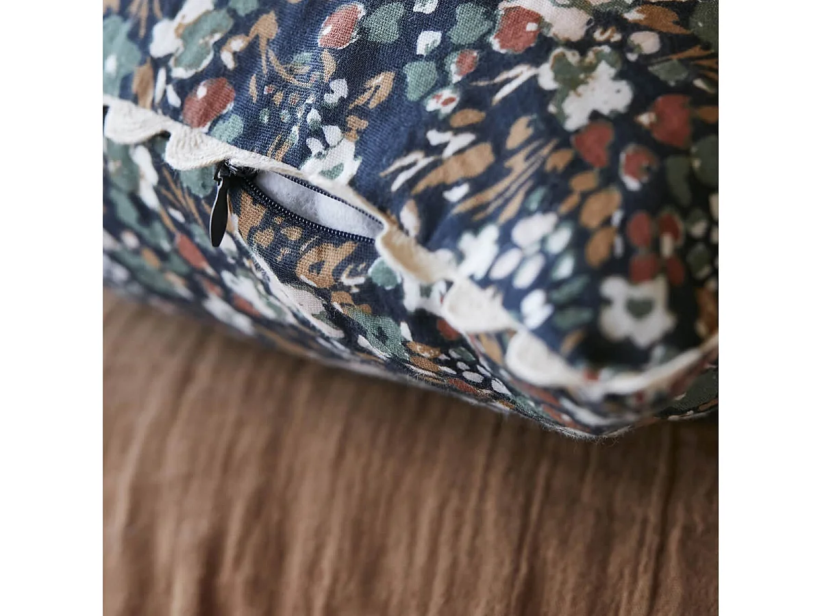 ADONIS - Coussin Déhoussable 40x40cm Gaze de Coton Bleu Imprimé Fleur Biais en Croché