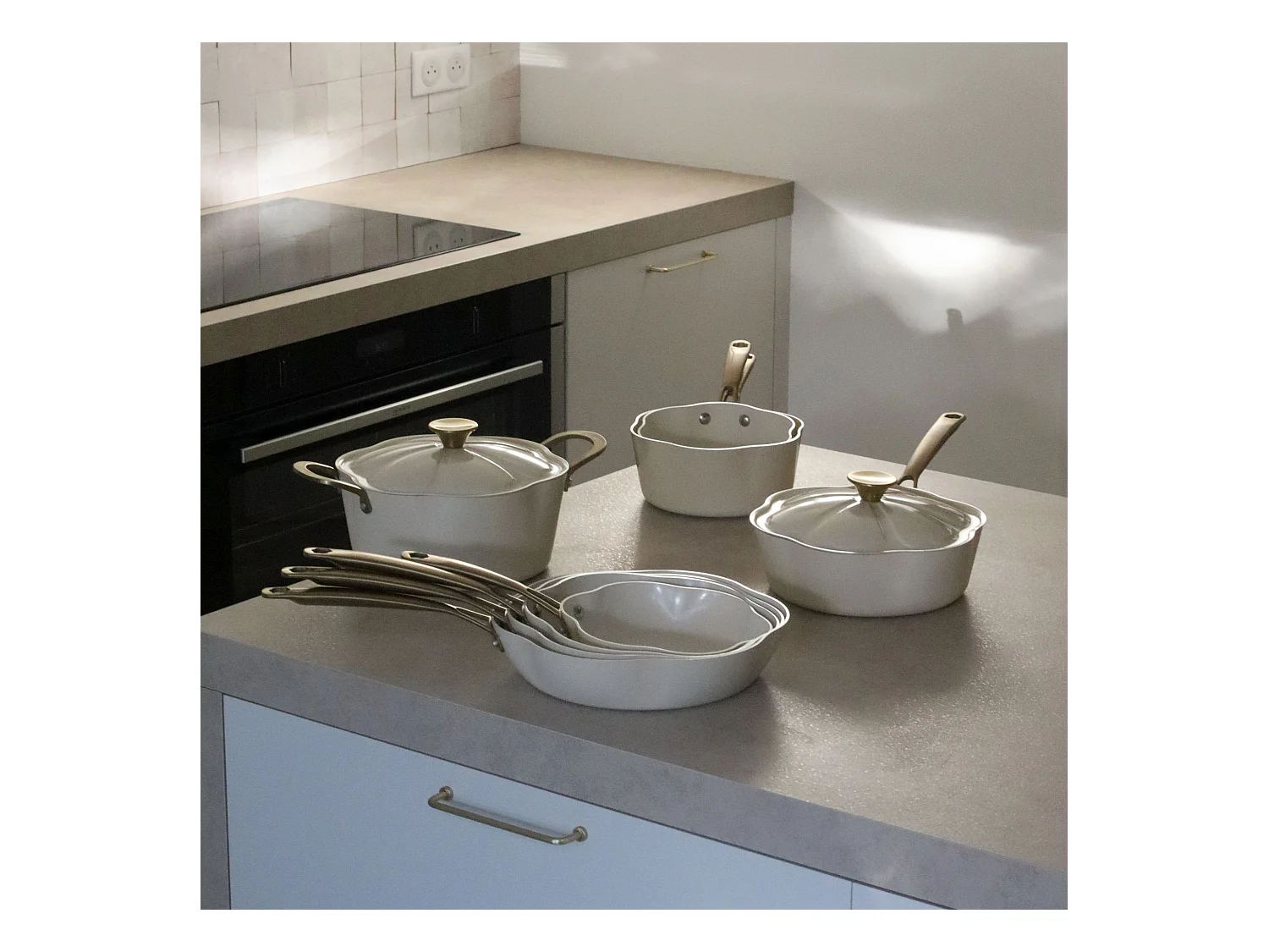 Menastyl - Lot De 3 Poeles Dahlia 24/26 Et 28cm En Aluminium Recycle Beige