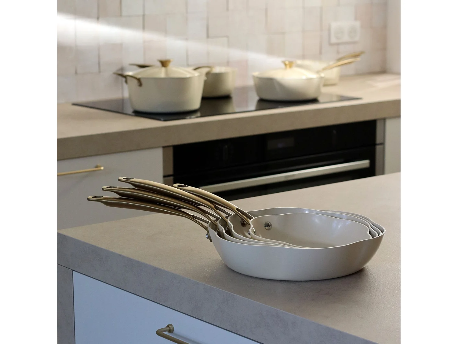 Menastyl - Lot De 3 Poêles Dahlia 24/26 Et 28cm En Aluminium Recyclé Beige