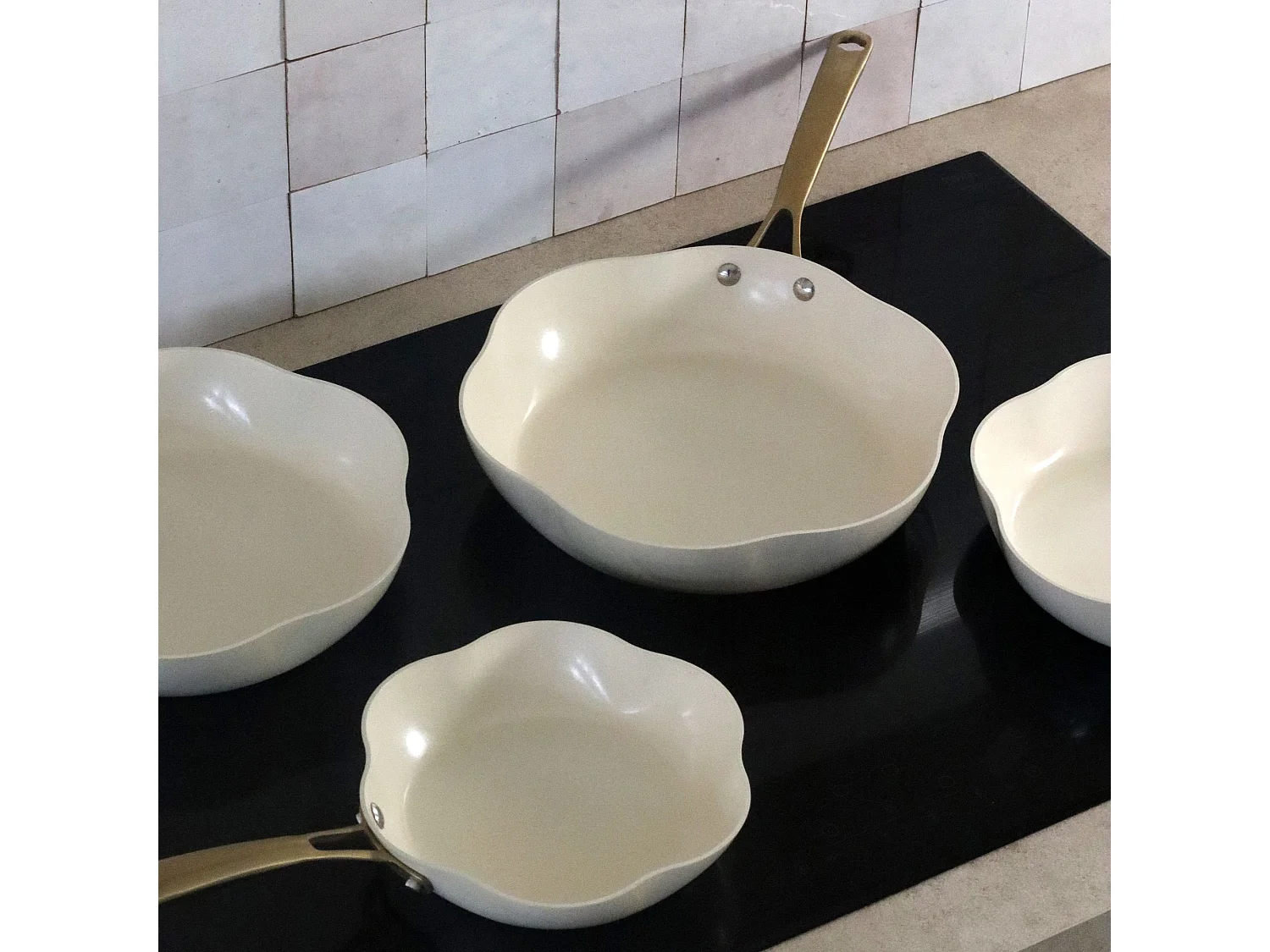 Menastyl - Lot De 3 Poêles Dahlia 24/26 Et 28cm En Aluminium Recyclé Beige
