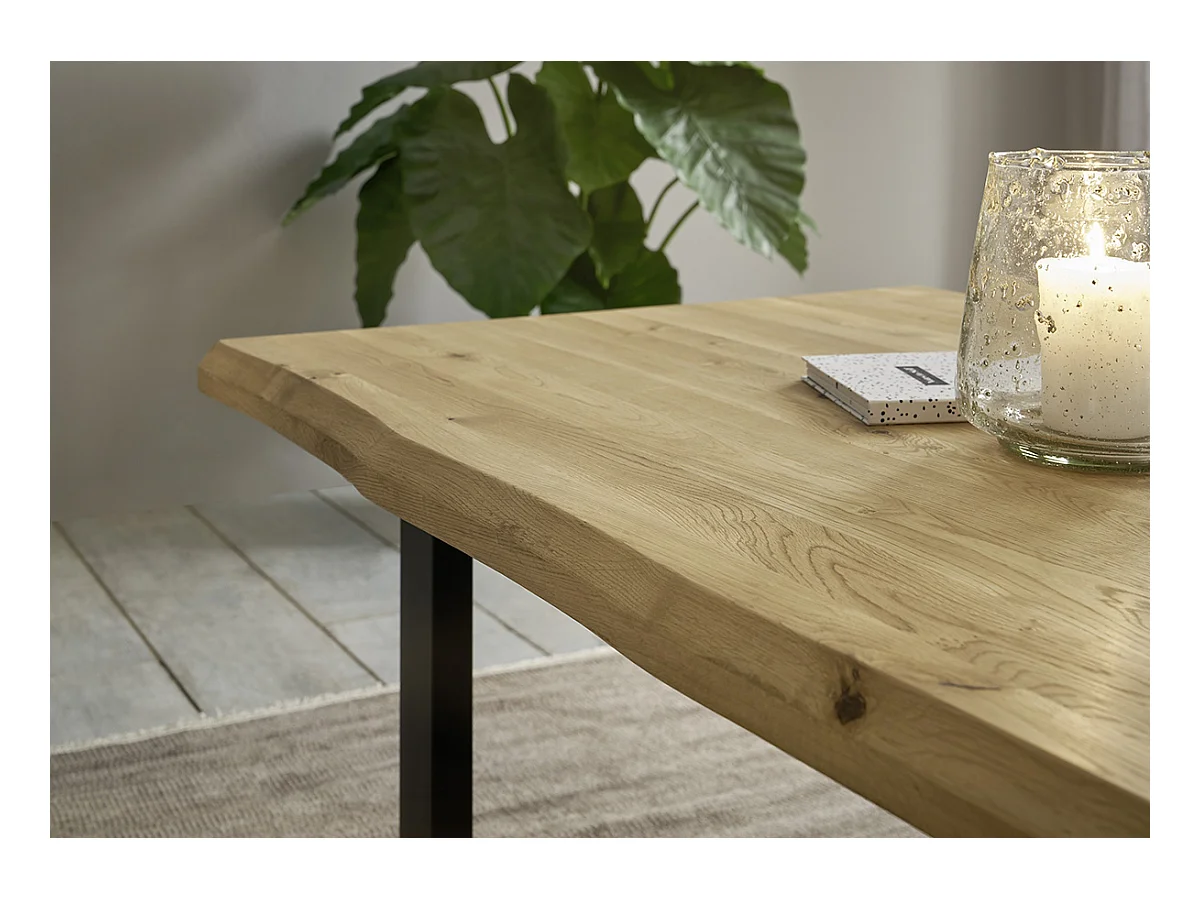 Table basse en bois coloris chêne massif, pieds en métal coloris noir - longueur 110 x hauteur 45 x profondeur 70 cm