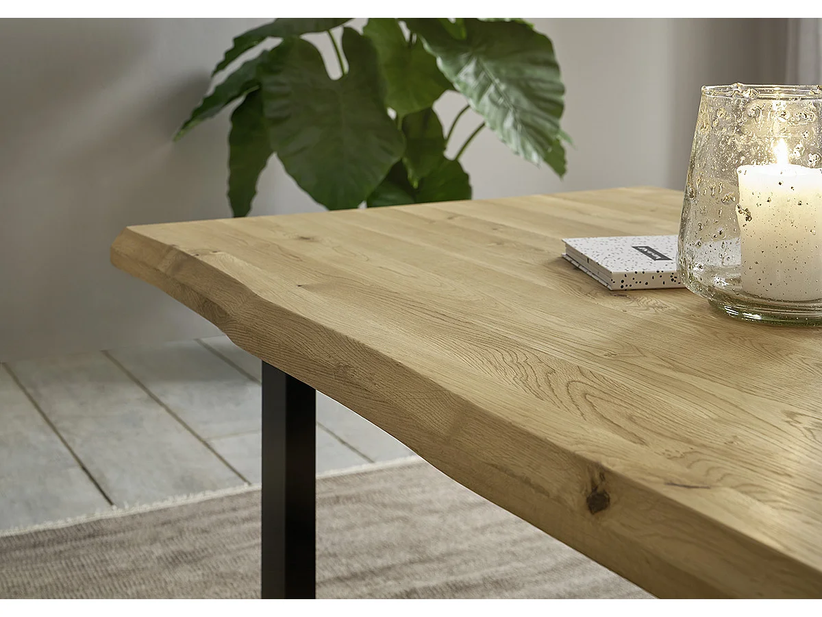 Table basse en bois coloris chêne massif, pieds en métal coloris noir - longueur 110 x hauteur 45 x profondeur 70 cm