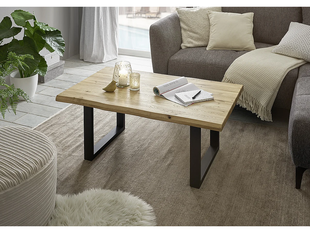 Table basse en bois coloris chêne massif, pieds en métal coloris noir - longueur 110 x hauteur 45 x profondeur 70 cm