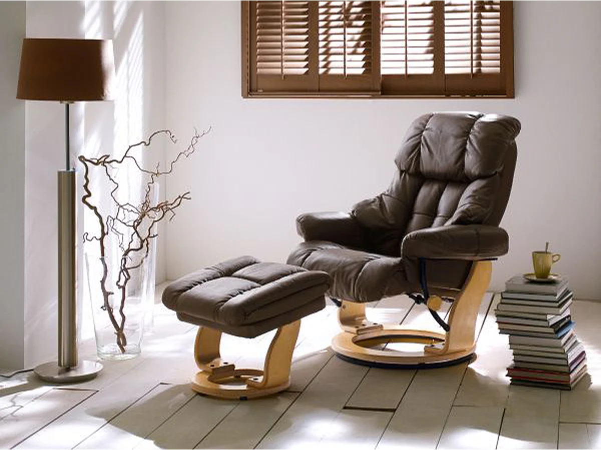 Fauteuil relax en cuir noir et naturel avec tabouret - 90 x 104 x 91 cm