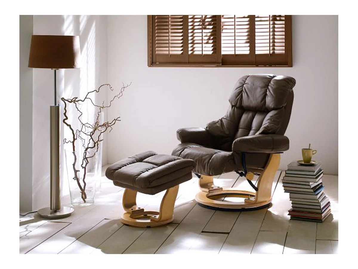 Fauteuil relax en cuir marron et naturel avec tabouret - 90 x 104 x 91 cm